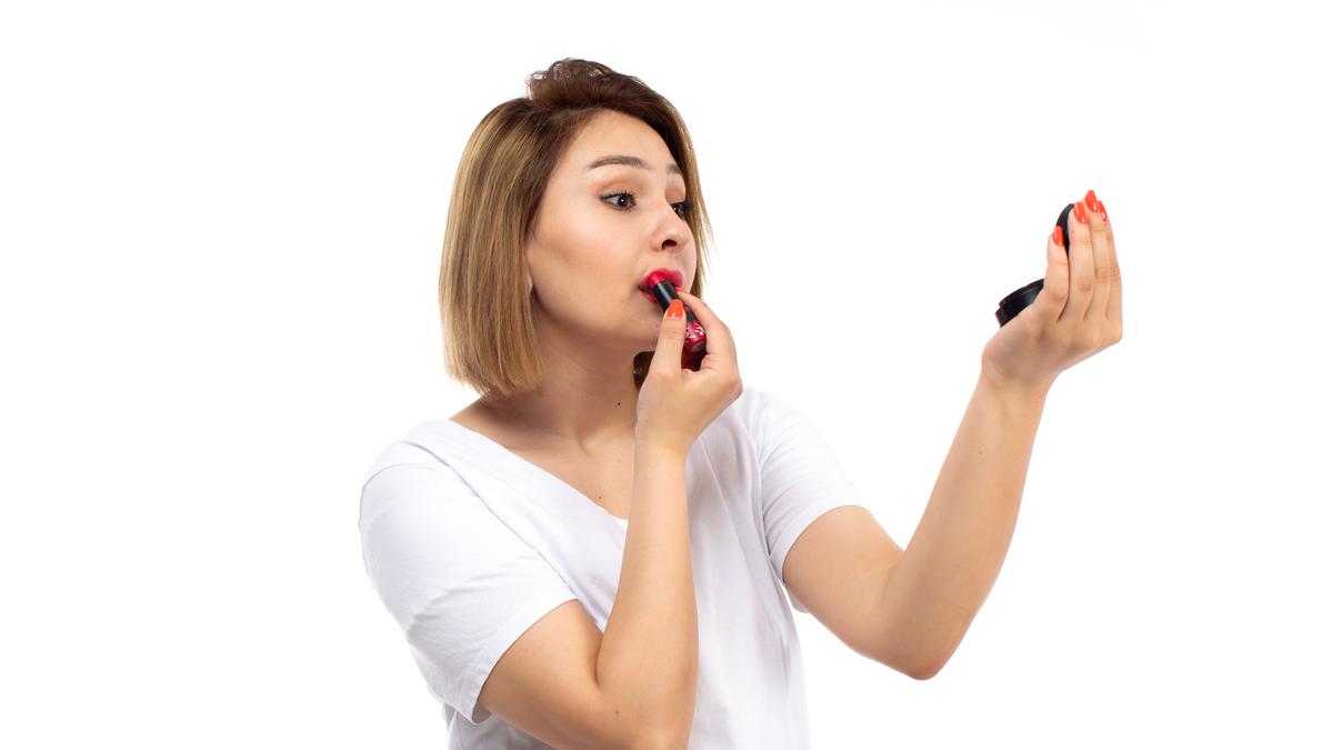 Pilihan Warna Lipstick Terbaik untuk Usia 40-an: Tampil Elegan &amp; Segar