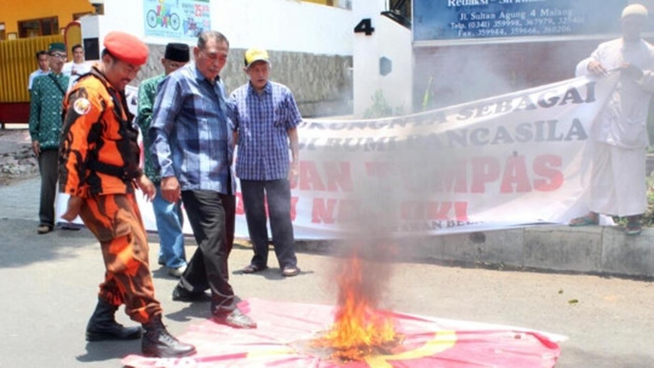 Peringati G30S, massa di Malang bakar bendera PKI