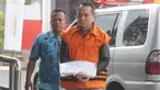 Jaksa Kejari Yogyakarta, Eka Safitra keluar dari mobil untuk menjalani pemeriksaan di Gedung KPK, Jumat (6/9/2019). Eka Safitra diperiksa sebagai tersangka kasus suap terkait lelang proyek Dinas Pekerjaan Umum, Perumahan, dan Kawasan Pemukiman (PUPKP) Kota Yogyakarta. (merdeka.com/Dwi Narwoko)