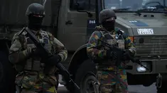 Tentara Belgia melakukan penjagaan di dekat Bandara Zaventem, Brussels, Belgia, (23/3). Sehari setelah serangan teror yang melanda kota Belgia, Petugas keamanan berjaga ketat dsekitaran lokasi. (JOHN THYS / AFP)