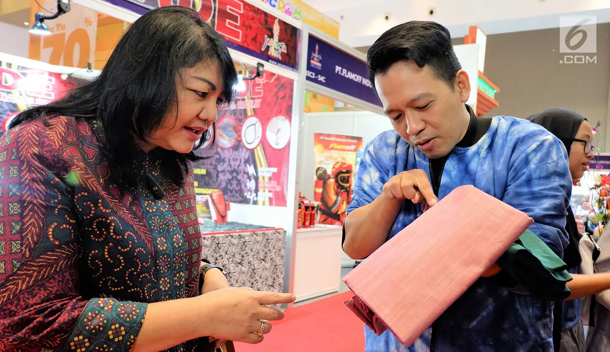 Sekretaris Pengurus YDBA Ida R. M. Sigalingging meninjau produk UMKM di booth YDBA pada Jakarta Fair Kemayoran 2019 di JIExpo Kemayoran, Jakarta, Rabu (19/6/2019). YDBA mengikutsertakan 40 UMKM mulai dari produk fashion, aksesoris, kerajinan, alat rumah tangga hingga makanan. (Liputan6.com/HO/Eko)