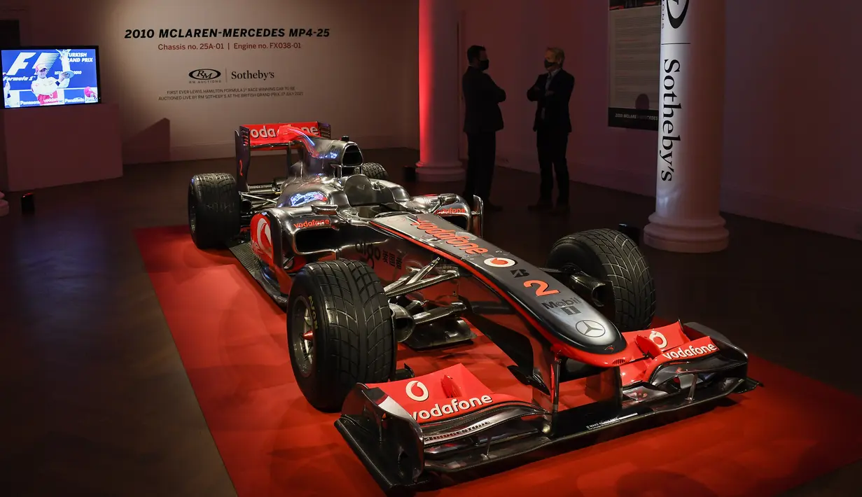 Penampakan mobil McLaren MP4-25A Mercedes yang dikendarai Lewis Hamilton pada GP Turki 2010, di Sotheby London, Selasa (18/5/2021). Mobil yang pernah membawa Hamilton menjadi juara dunia pada 2010 itu diperkirakan akan laku sekitar Rp 71,5 miliar hingga Rp 100 miliar. (AP Photo/Alberto Pezzali)