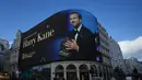 Foto pesepak bola Inggris, Harry Kane, pemenang Ballon d’Or, ditampilkan pada layar besar di kawasan Piccadilly Circus, London, Inggris, Selasa (27/10/2026). (AP Photo/Alastair Grant)