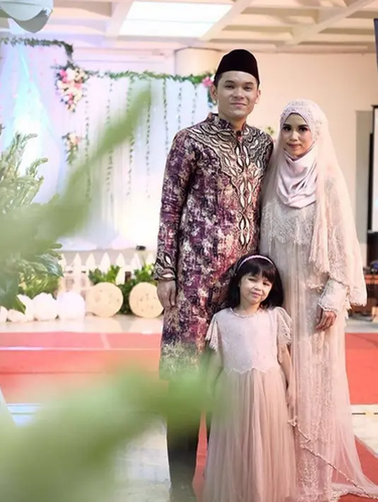 "Dia take care banget sama aku, sama Siena, keluarga dari awal menikah sampai sekarang, karena kami taaruf, jadi makin hari makin penasaran, jadi semakin cinta. Semakin tumbuh rasa sayangnya," ujar Ines. (Instagram/nesyanabila)