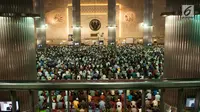 Ratusan jemaah mendengarkan khutbah sebelum melaksanakan salat Jumat di Masjid Istiqlal, Jakarta, Jumat (2/6). Umat muslim memadati masjid Istiqlal menunaikan salat Jumat pertama dalam bulan Ramadan 1438 H. (Liputan6.com/Gempur M Surya)