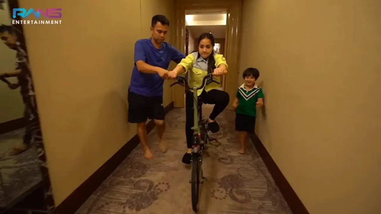 Pakai Brompton, Ini 10 Potret Nagita Slavina Belajar Naik Sepeda di Hotel