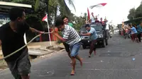 Warga Palembang menyambut antusias mengikuti lomba tarik mobil saat HUT ke-70 RI. (Liputan6.com/Nefri Inge)