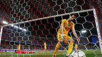 Gelandang Barcelona, Sergio Busquets memungut bola dari jala gawangnya. Barcelona takluk dengan skor 0-2 pada Leg 2 Babak Perempat Final Liga Champions 2015-2016, di Stadion Vicente Calderon, Kamis (14/4/2016) dini hari WIB. El Barca gagal melaju ke semi 