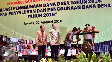 Wakil Presiden Jusuf Kalla (ketiga kiri) memukul gong saat Rakornas Pembangunan dan Pemberdayaan Desa di Jakarta, (22/2). Rakornas ini diikuti oleh para gubernur, bupati, kepala desa. (Sigit Purwanto/Humas Kemendes PDTT)