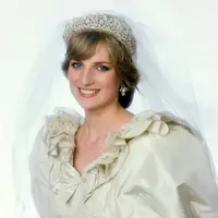 Gaun pengantin Putri Diana saat menikah dengan Pangeran Charles pada Juli 1981, menjadi salah satu busana yang ikonis. Gaun ini memiliki kereta sepanjang 25 kaki, menjadi yang terpanjang dalam sejarah kerajaan. Saat ini, gaun tersebut telah terpajang di Istana. (FOTO: Instagram.com/Princesdianaa).
