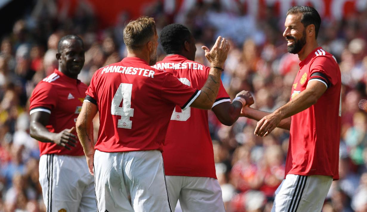 Legenda Manchester United, merayakan gol yang dicetak oleh Ruud van Nistelrooy saat bertanding melawan Legenda Barcelona di Stadion Old Trafford, Sabtu (2/9/2017). Pertandingan tersebut merupakan laga amal. (AFP/Paul Ellis)