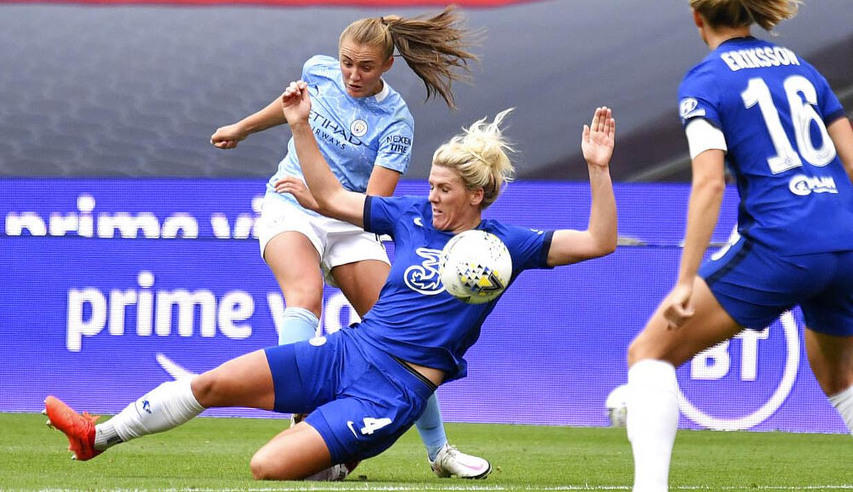 Pemain Chelsea, Millie Bright, berebut bola dengan pemain Manchester City, Georgia Stanway, pada laga FA Women's Community Shield di Stadion Wembley, Sabtu (29/8/2020). Chelsea menang 2-0 atas Manchester City. (Justin Tallis/Pool via AP)