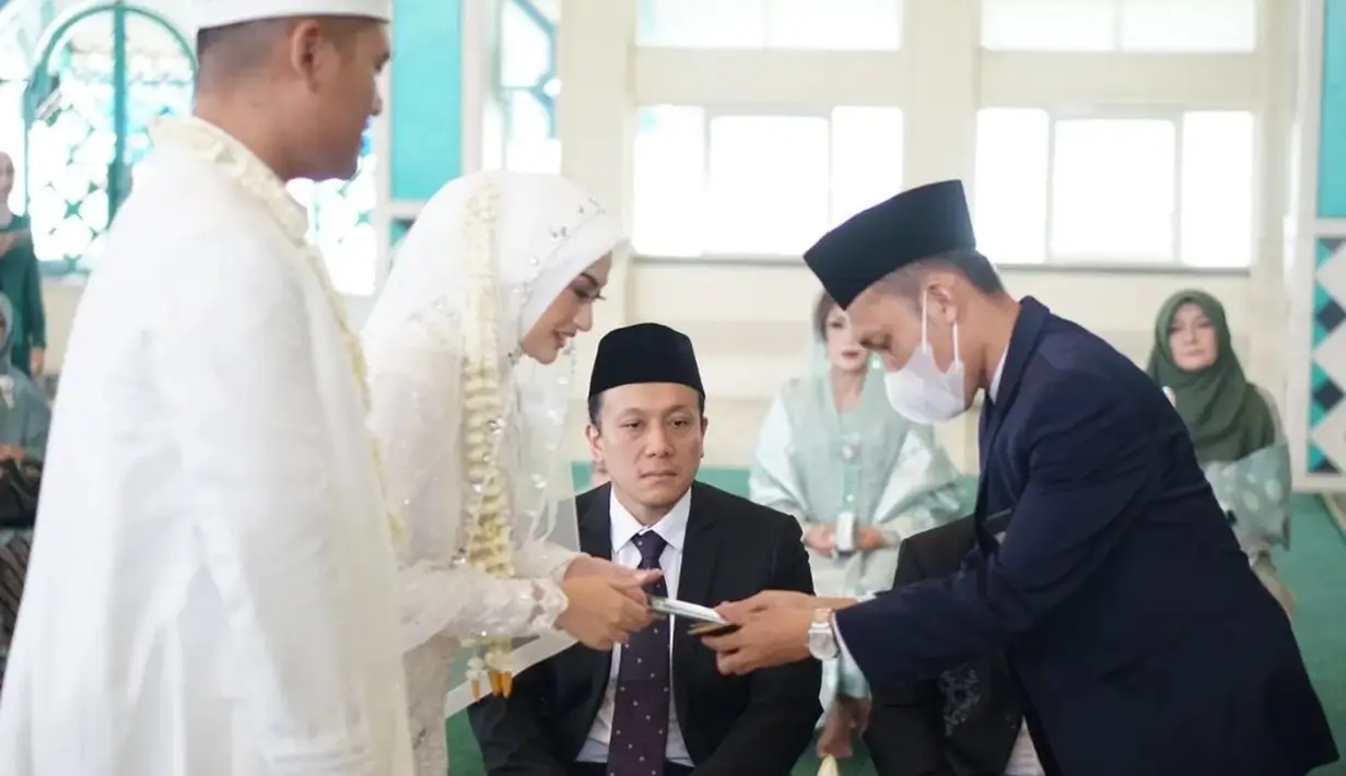 Diaz Hendropriyono dan mantan menteri, Erman Soeparno menjadi saksi pernikahan Memes dan Adya. [Instagram/diaz.hendropriyono]