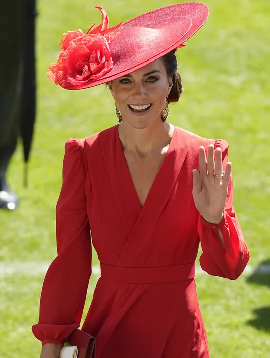 Kate tampil memukau dalam balutan gaun merah Alexander McQueen di arena balap Berkshire. (AP Photo/Alastair Grant)