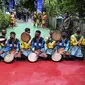 Para penari menggunakan rebana tradisional dalam tarian Rapa'i Geleng selama acara budaya di desa ekowisata Nusa di Lhoknga, Provinsi Aceh pada 20 Oktober 2021. (CHAIDEER MAHYUDDIN / AFP)