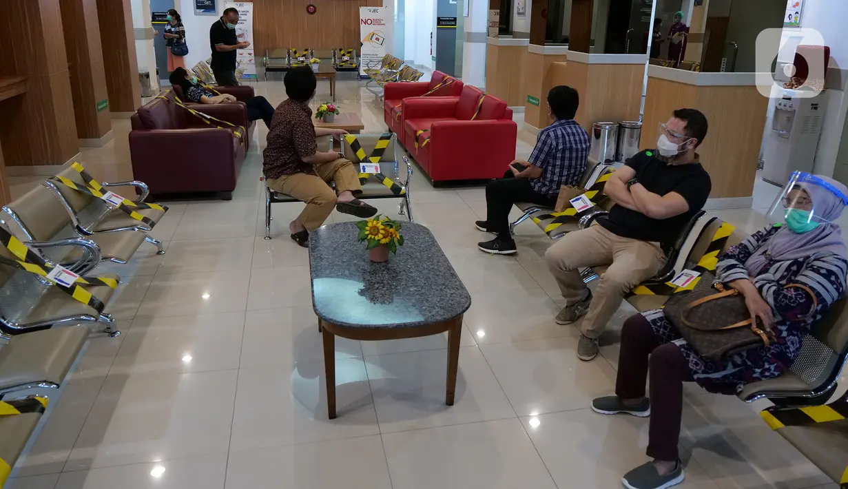 Pasien menerapkan jaga jarak fisik saat menunggu pemeriksaan mata di RS Mata JEC @ Menteng, Jakarta, Kamis (16/7/2020). JEC memberlakukan protokol kesehatan selama pandemi COVID-19. (Liputan6.com/Herman Zakharia)