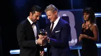 Peter Schmeichel menyerahkan trofi kiper terbaik FIFA kepada Gianluigi Buffon. (doc. FIFA)