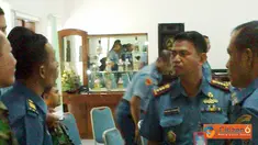 Citizen6, Surabaya: Komandan Kontingen Kobangdikal Kolonel Laut (S) Untung Purnomo menggelar silaturahmi dan minum kopi bersama anggota kontingennya di Aula Bhineka Tunggal Ika, Pusat Pendidikan Bantuan Administrasi (Pengirim: Penkobangdikal)