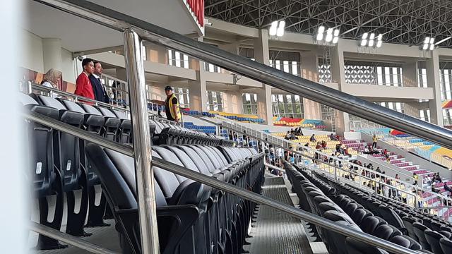 Wali Kota Solo Gibran Rakabuming Raka menyaksikan langsung laga babak penyisihan Grup B Piala Dunia U-17 2023 di Stadion Manahan, Solo, Jumat, 10 November 2023.