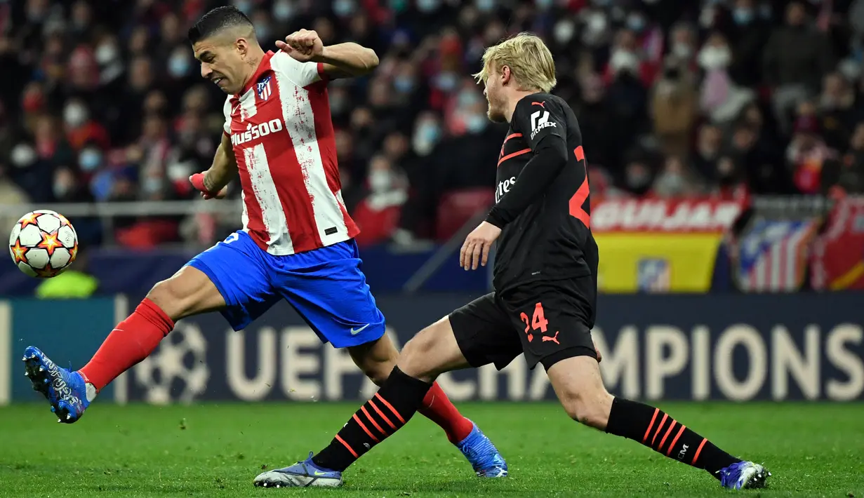 Pemain depan Atletico Madrid Luis Suarez (kiri) ditantang oleh bek AC Milan Simon Kjaer pada laga kelima Grup B Liga Champions 2021/2022 di Stadion Wanda Metropolitano, Kamis (25/11/2021) dini hari WIB. AC Milan menaklukkan tuan rumah Atletico Madrid 1-0. (PIERRE-PHILIPPE MARCOU / AFP)