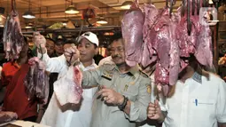Menteri Perdagangan Agus Suparmanto (tengah) dan Menteri Pertanian Syahrul Yasin Limpo (kiri) memeriksa daging saat inspeksi mendadak (sidak) ke Pasar Senen, Jakarta, Senin (3/2/2020). Sidak dilakukan untuk memantau harga bahan pokok yang dijual pedagang. (merdeka.com/Iqbal Nugroho)