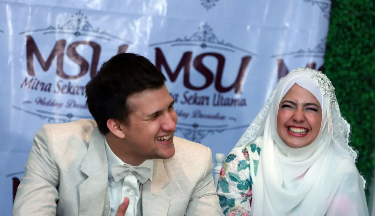 Wajah Risty Tagor terlihat lucu sekali saat ia tertawa, meskipun begitu ia terlihat anggun dengan busana motif bunga-bunga. (M. Akrom Sukarya/Bintang.com)