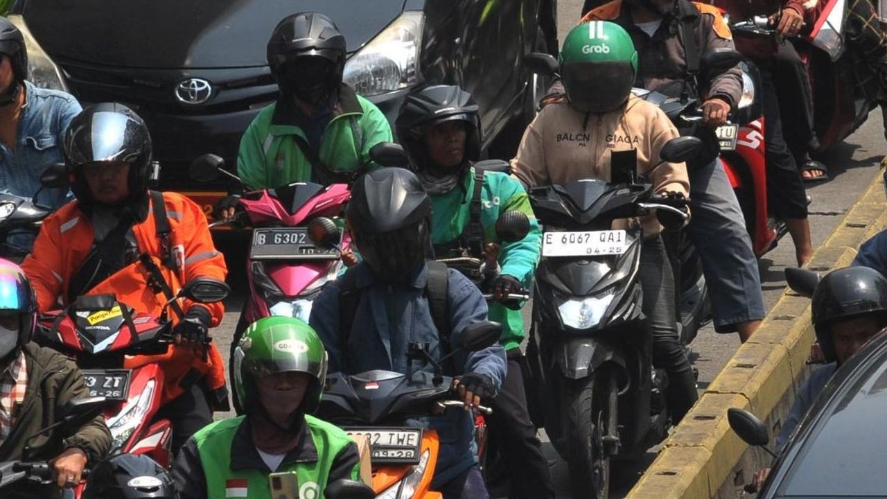 Penutupan sebagian jalur ini membuat kendaraan banyak menggunakan jalur busway. Foto: merdeka.com / Imam Buhori