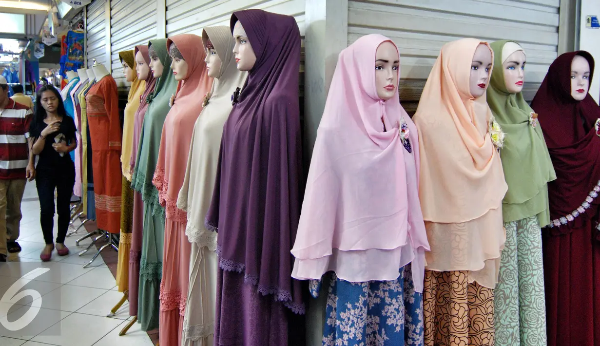 Sejumlah busana muslim dipajang di Pasar Tanah Abang, Jakarta, Kamis (2/7/2015). Memasuki pertengahan Ramadan pedagang mengaku penjualan baju muslim meningkat dari bulan-bulan sebelumnya. (Liputan6.com/Yoppy Renato)