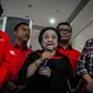 Ketum PDIP Megawati Soekarnoputri memberi keterangan didampingi pasangan Gubernur petahana DKI Jakarta Basuki 'Ahok' Tjahaja Purnama-Djarot Saiful Hidayat sebelum berangkat menuju KPUD DKI, di DPP PDIP, Jakarta, Rabu (21/9). (Liputan6.com/Faizal Fanani)