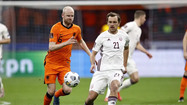 FOTO: Buang Banyak Peluang, Belanda Cuma Menang 2-0 atas Latvia - Davy Klaassen; Kriss Karklins
