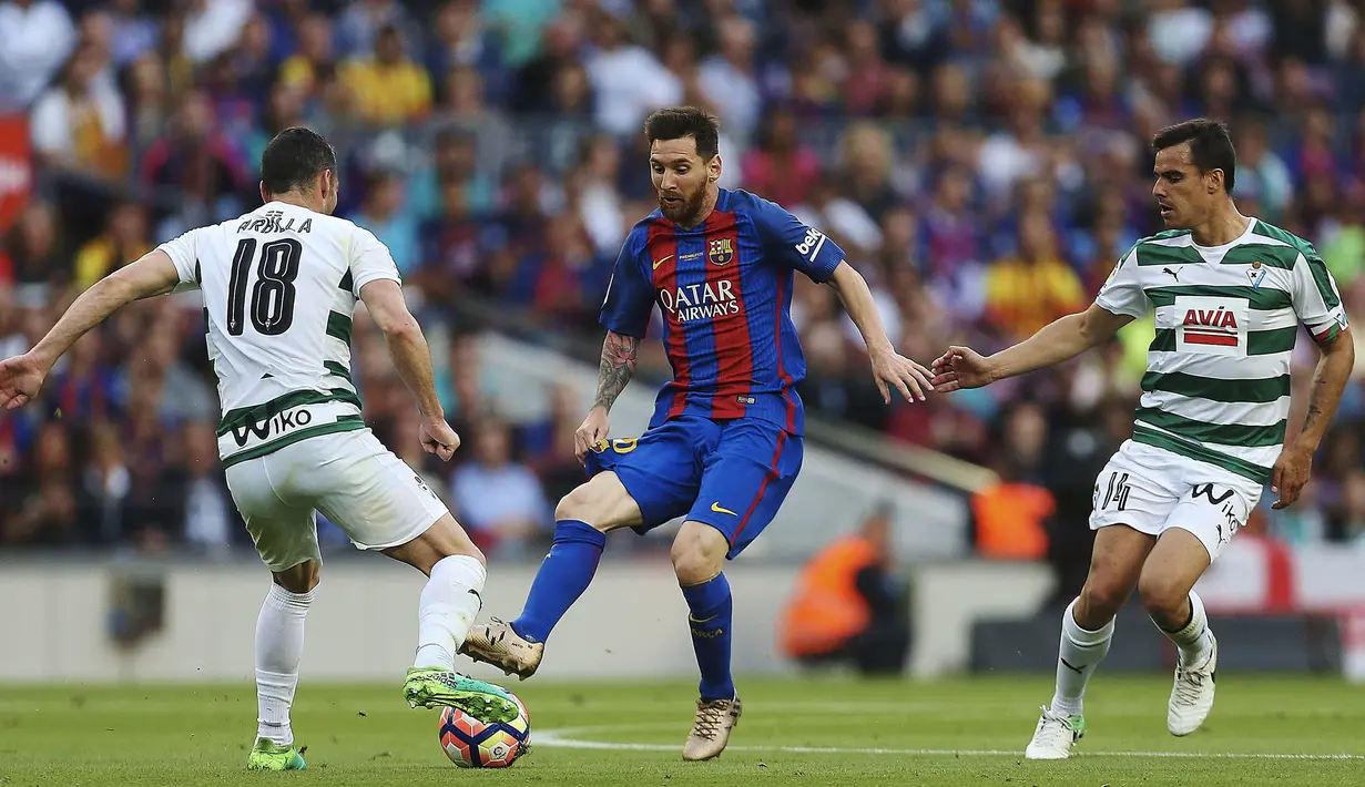 Striker Barcelona, Lionel Messi, berusaha melewati pemain Eibar, Anaitz Arbilla dan Dani Garcia pada pekan terakhir La Liga di Camp Nou, Minggu (21/5/2017). Barcelona menang 4-2. (EPA/Alenjandro Garcia)