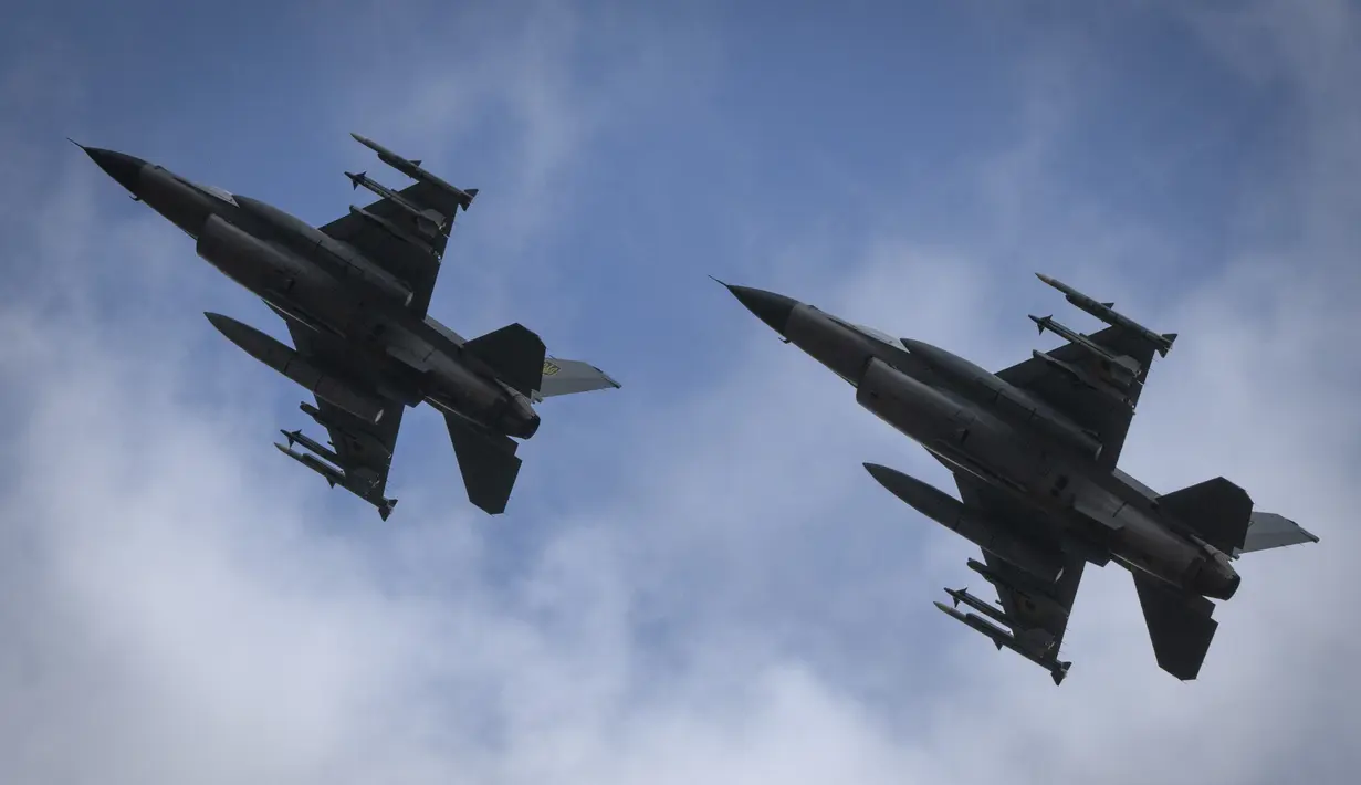 Jet tempur F-16 terbang di lokasi yang dirahasiakan di Ukraina, Minggu (4/8/2024). (AP Photo/Efrem Lukatsky)