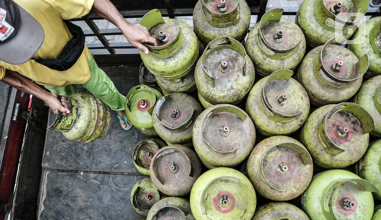 Pekerja melakukan bongkar muat tabung elpiji atau LPG 3 kilogram di agen gas kawasan Rawasari, Jakarta, Senin (19/9/2022). Menteri Energi dan Sumber Daya Mineral (ESDM) Arifin Tasrif mengutarakan keseriusan pemerintah dalam melakukan program konversi kompor gas berbahan LPG 3 kg menjadi kompor listrik 1.000 watt atau kompor induksi. (merdeka.com/Iqbal S. Nugroho)