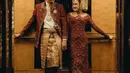 Kali ini, pilihannya jatuh kepada kebaya Minang warna merah dengan taburan payet yang memberi impresi mewah. Ia menyelesaikan penampilannya dengan suntiang emas. [@morden.co]