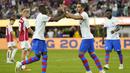 Pemain Barcelona, Ferran Torres, melakukan selebrasi setelah mencetak gol ke gawang Arsenal dalam laga pramusim di Stadion SoFi, Inglewood, California, Kamis (27/7/2023). Arsenal menang dengan skor 5-3 atas Barcelona. (AP Photo/Ashley Landis)