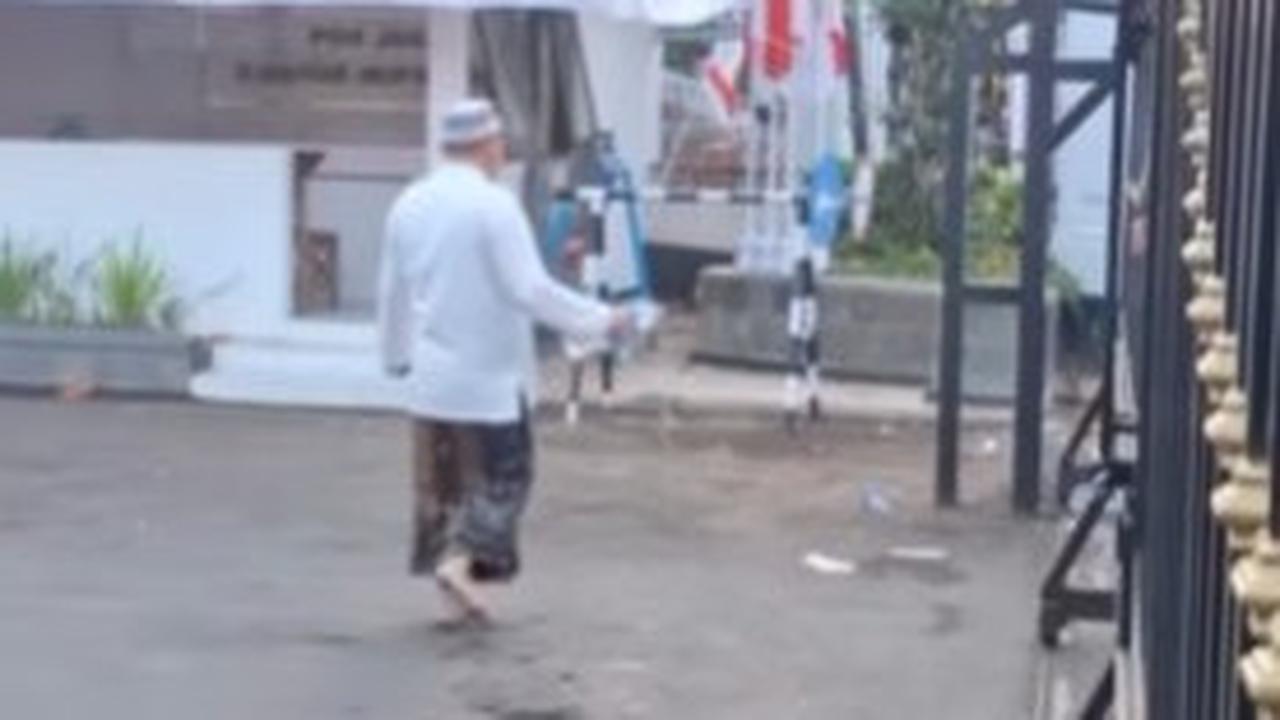 Sosok Pria Paruh Baya Pakain Putih Taburi Air dari Botol saat Ricuh Demo Pati