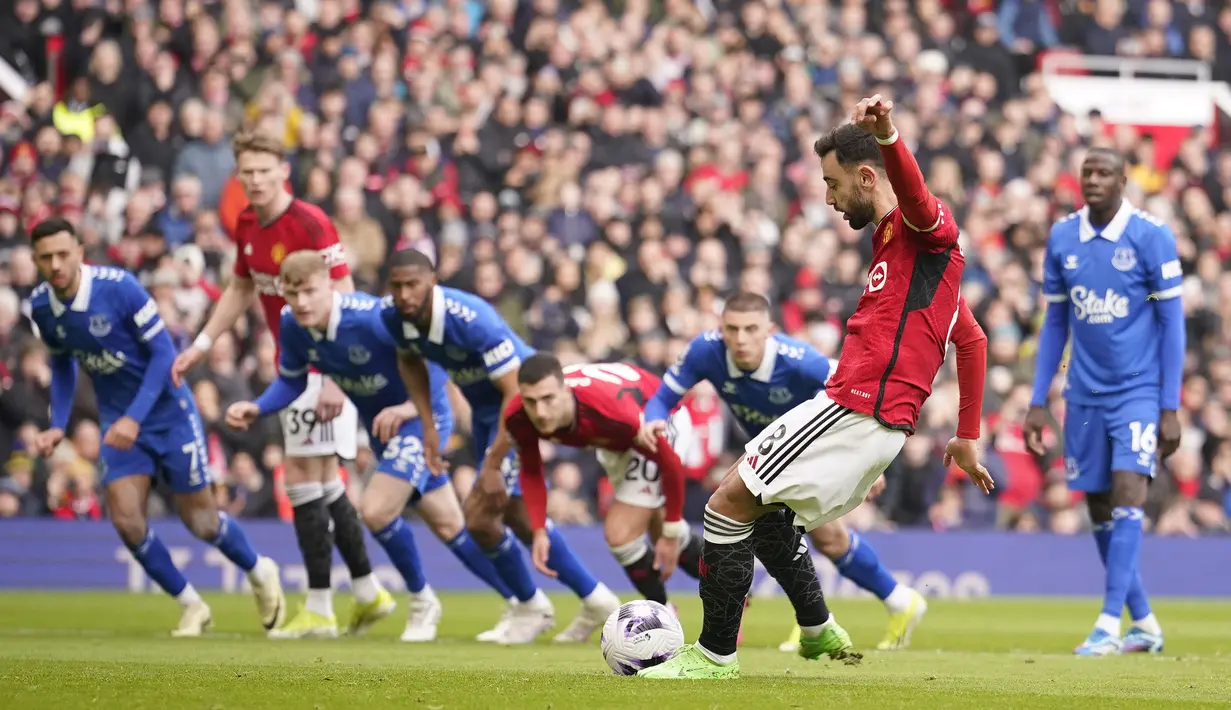 Kapten tim Manchester United, Bruno Fernandes mencetak gol pertama timnya lewat eksekusi penalti ke gawang Everton pada laga pekan ke-28 Premier League 2023/2024 di Old Trafford Stadium, Manchester, Sabtu (9/3/2024). (AP Photo/Dave Thompson)