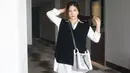 <p>Dalam balutan busana monokrom, Jessica Mila tampil kian memesona. Paduan oversized kemeja dan vest dengan nuansa kontras jadi styling yang memukau. Aksesori tas selempang dan sepatu kets, jadikan tampilannya kian memesona. (Foto: Jessica Mila)</p>
