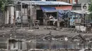 Warga beraktivitas di permukiman kumuh Muara Baru, Jakarta, Rabu (19/1/2022). Badan Pusat Statistik (BPS) mencatat angka kemiskinan di Indonesia turun menjadi 26,5 juta orang per September 2021 dari sebelumnya mencapai 27,54 juta orang pada Maret 2021. (merdeka.com/Iqbal S Nugroho)