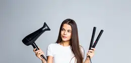 Sahabat Fimela, sebagai perempuan yang memiliki rambut panjang tentu hair dryer menjadi teman sehari-hari yang membantu dalam mengeringkan rambut. Meski membantu dalam keseharian, namun kamu perlu waspadai risikonya untuk kesehatan rambutmu.[Dok/freepik.com/diana_grytsku]