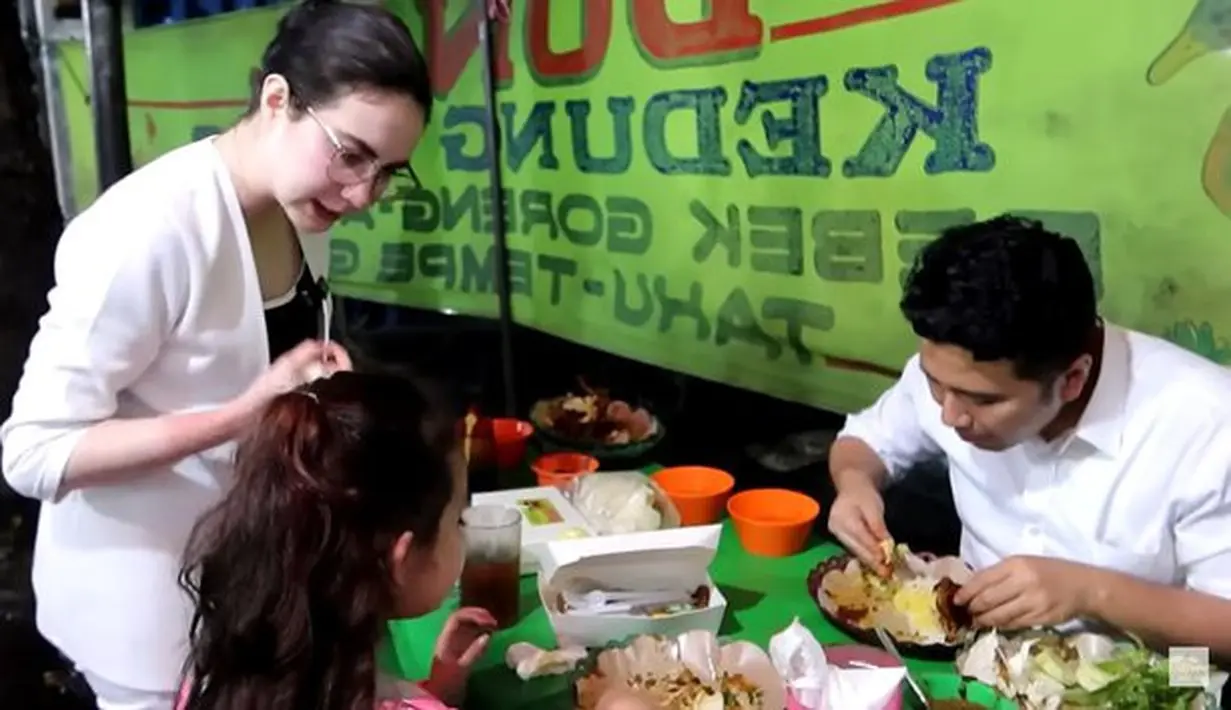 Arumi mendampingi suami yang kantornya sedang disidak oleh KPK. Hal itu lantaran dugaan suap yang menyeret nama Wakil Ketua DPRD Jatim Sahat Tua Simandjuntak [YouTube Arumi Bachsin]