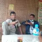 Priyanto (kiri) tetap berjualan warung kopi meski sudah menjadi miliarder. (Ahmad Adirin/Liputan6.com)