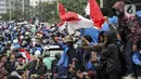 Mahasiswa membawa bendera Merah Putih saat konvoi menuju Gedung DPR/MPR, Jakarta, Kamis (8/10/2020). Mahasiswa ini rencananya akan menggelar aksi menolak UU Cipta Kerja. (Liputan6.com/Johan Tallo)