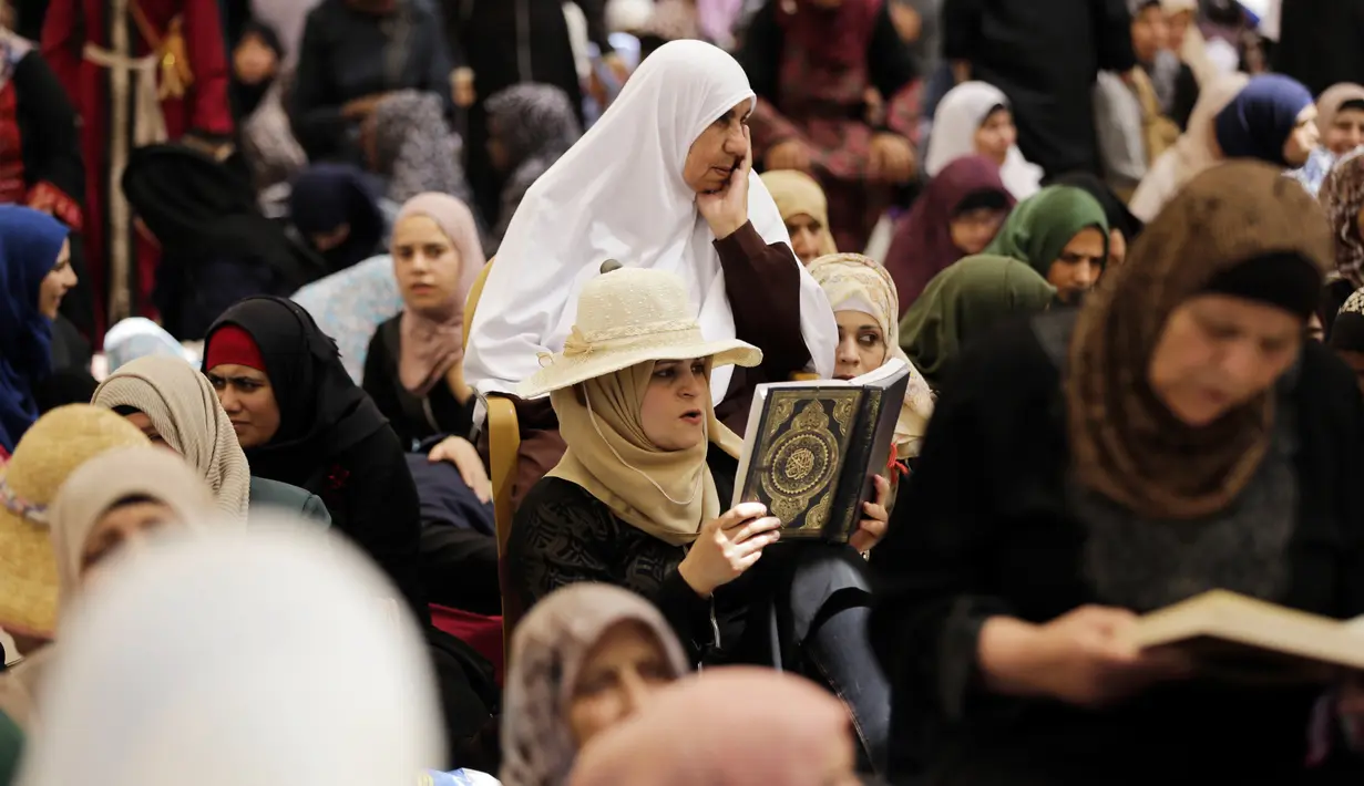 Sejumlah muslim wanita Palestina membaca Alquran di kompleks Masjid Al Aqsa, Yerusalem (8/6). Mereka memanfaatkan hari Jumat terakhir di bulan Ramadan untuk berdoa dan salat berjemaah di Masjid Al Aqsa. (AP/Mahmoud Illean)