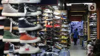 Aktivitas toko sepatu impor dari Vietnam dan China di Jakarta, Selasa (1/9/2020). Kementerian Perdagangan menerbitkan Permendag Nomor 68 Tahun 2020 untuk menekan laju impor alas kaki dan barang konsumsi lainnya yang meningkat hingga 50,64 persen pada Mei hingga Juni 2020 (Liputan6.com/Faizal Fanani)