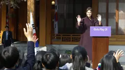 Ibu Negara AS, Melania Trump melambaikan tangan kepada para siswa SMA Korsel setibanya pada acara 'Girls Play 2!' yang merupakan kampanye Olimpiade Musim Dingin PyeongChang 2018 di Kedutaan Besar AS di Seoul, Selasa (7/11). (AP Photo/Ahn Young-joon. Pool)