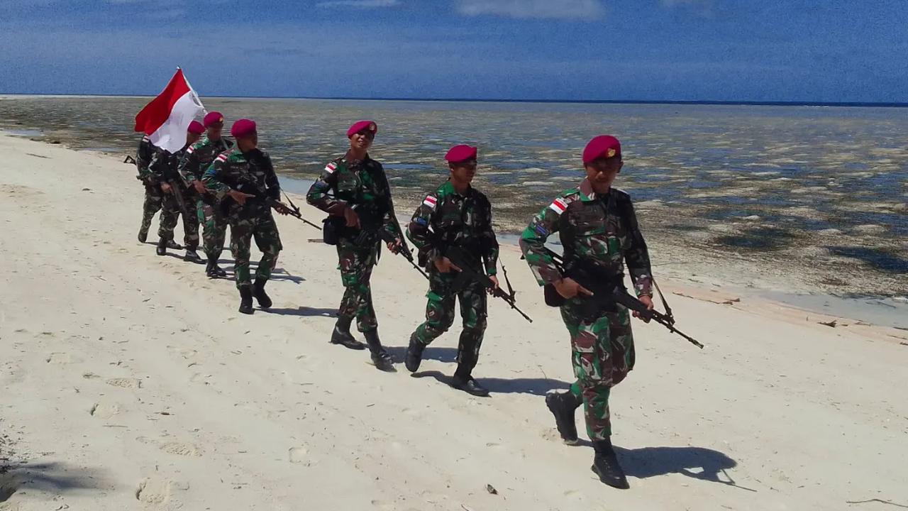 Kemudian di laut, kekuatan Indonesia sebanyak 296 unit alutsista, yang terdiri dari 7 unit kapal fregat, 24 unit kapal korvet, 4 kapal selam, 181 kapal patroli, 11 unit mine warfare.