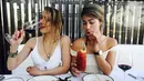 Amber Heard dan sahabat wanitanya menikmati minuman saat berada di Bali, Indonesia. Amber Heard akan bermain di film superhero Aquaman. (Instagram/@amberheard)