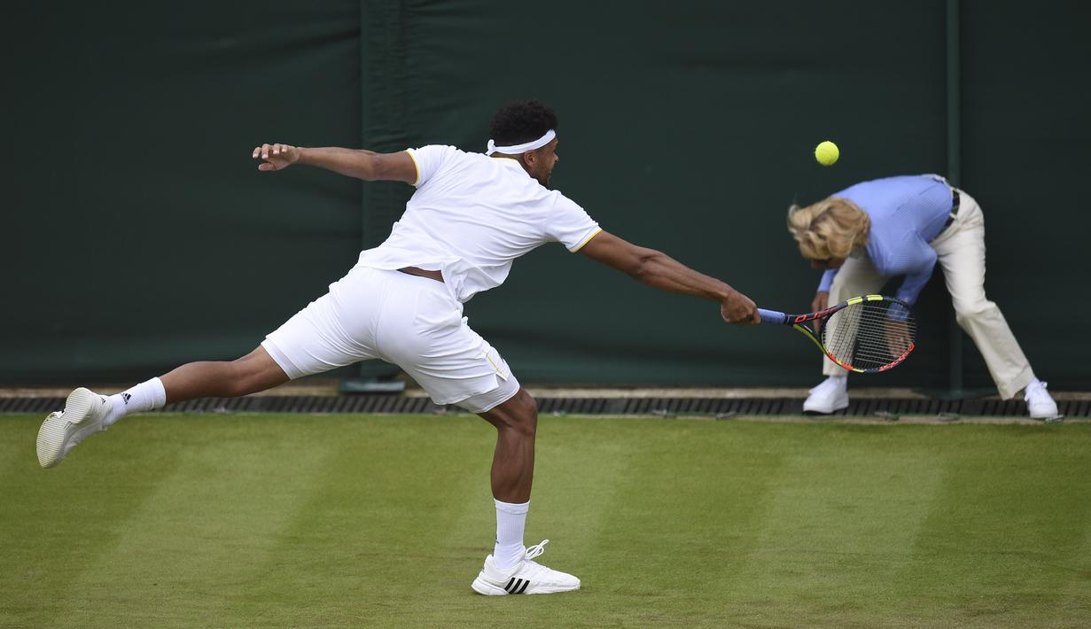 Aksi Petenis Prancis, Jo-Wilfried Tsonga  dan hakim garis saat laga melawan petenis Inggris Raya, Cameron Norrie pada babak pertama Wimbledon 2017 di The All England Lawn Tennis Club, Wimbledon, London, (3/7/2017). (AFP/Oli Scarff)