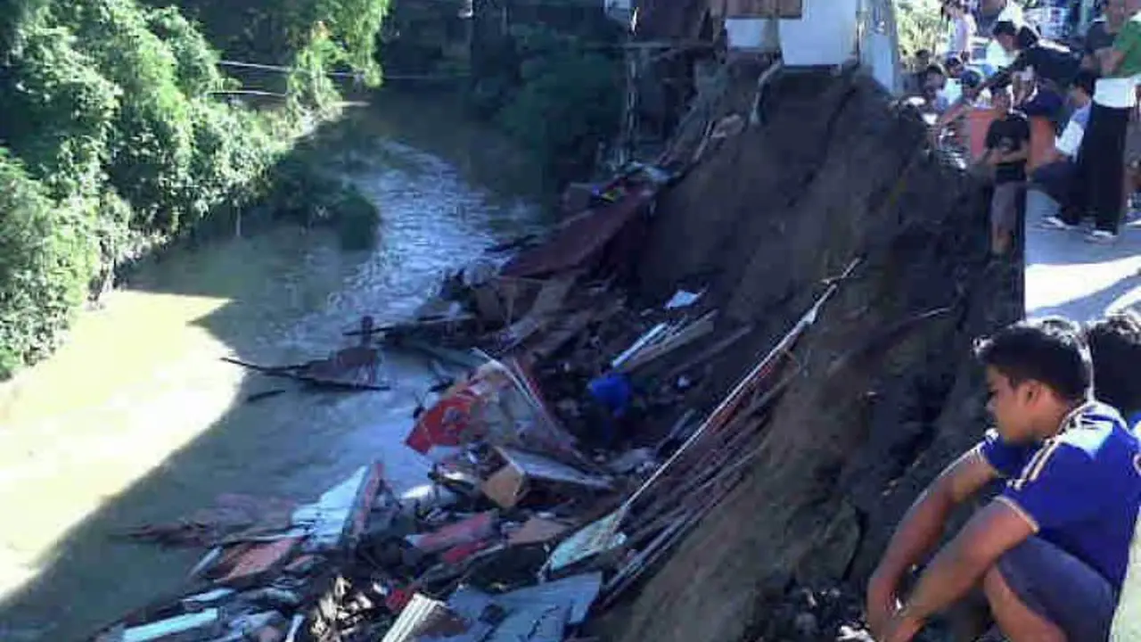 Rumah ambruk ke sungai